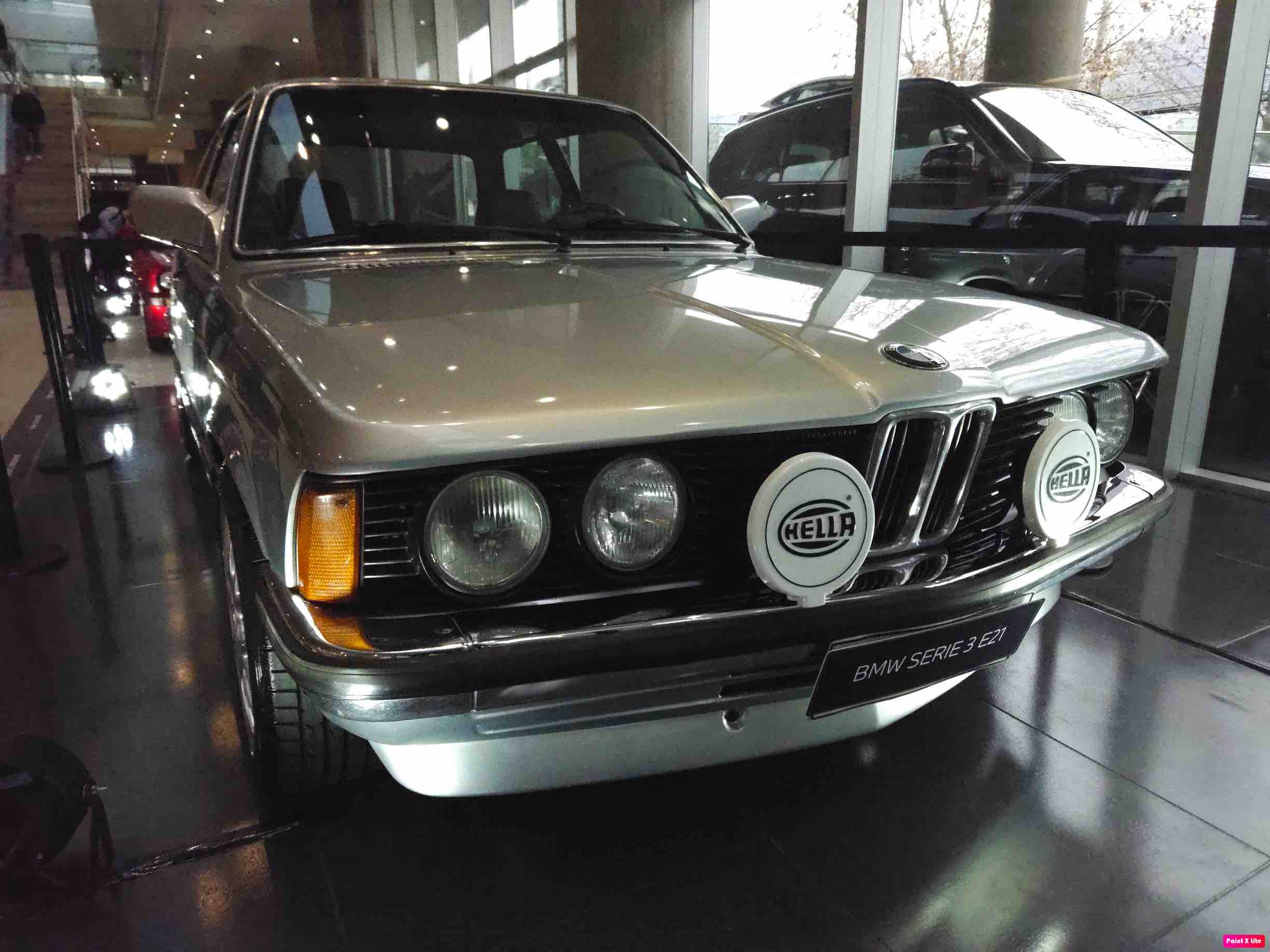BMW celebra a los padres con exhibición de clásicos: Un viaje por la historia de la Serie 3 y Serie 5